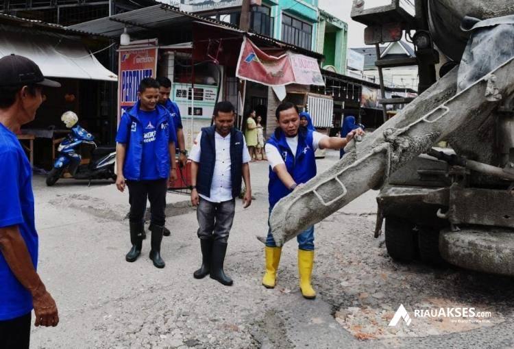 Pekanbaru Jadi Kota Seribu Lubang, Pengurus Demokrat Gotong Royong Biayai Penutupan 300 Meter Jalan Rusak