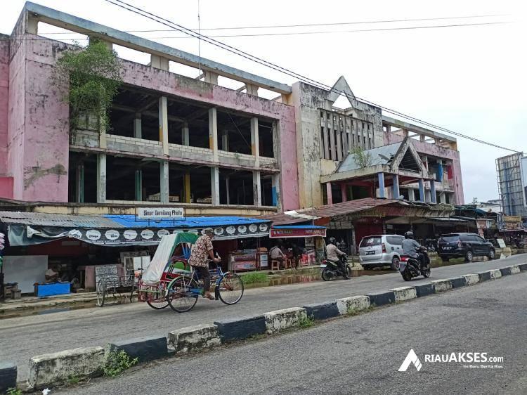 Kondisi Pasar Memprihatinkan, Pedagang Terpaksa Berjualan di Reruntuhan Bangunan 