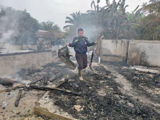 Tanpa Bantuan Damkar, Rumah Semi Permanen di Rohil Ludes Dilalap Api