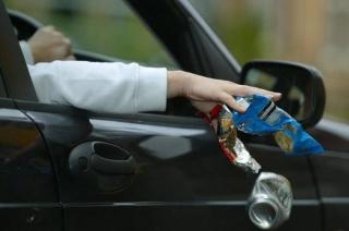 Hati-hati! Buang Sampah Sembarangan dari Jendela Mobil Akan Didenda