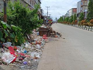 Warga Tembilahan Keluhkan Sampah Meluap dari Drainase Usai Banjir Rob