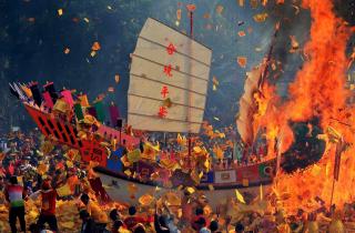 Masuk Dalam Daftar Karisma Event Nusantara 2023, Begini Sejarah Ritual Bakar Tongkang