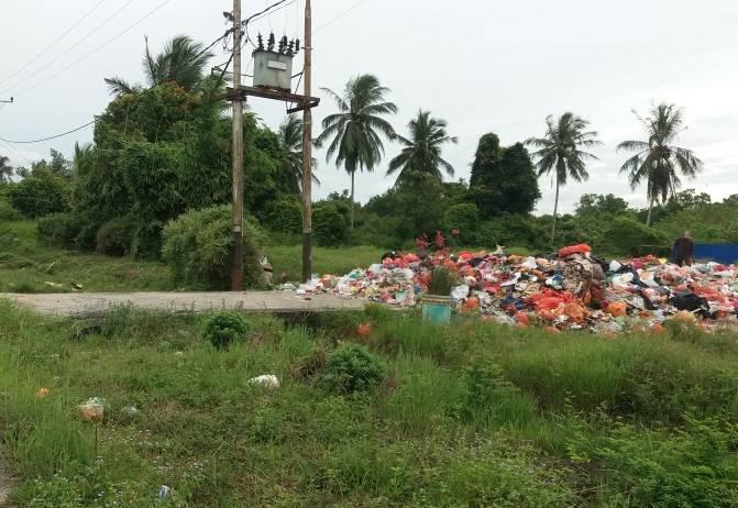 Alat Berat Rusak dan Produksi Sampah Meningkat, Sampah di TPS Kepulauan Meranti Luber ke Tengah Jalan