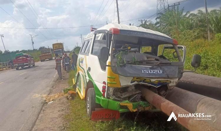 Mini Bus di Jalinsum Rohil Hilang Kendali Tabrak Pekerja Telkom Hingga Tewas