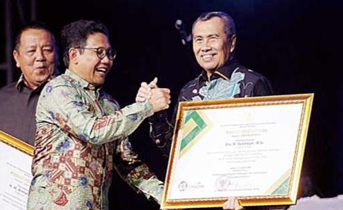 Riau Jadi BUMDes dengan Omzet Tertinggi, Syamsuar Didapuk Penghargaan Peduli Ekonomi Desa dari Kemendes PDTT