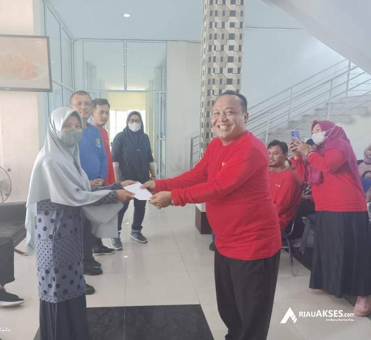 Tingkatkan Motivasi dan Etos Kerja Pegawai, Plt Kepala Dinas PUPR Kepulauan Meranti Berikan Reward