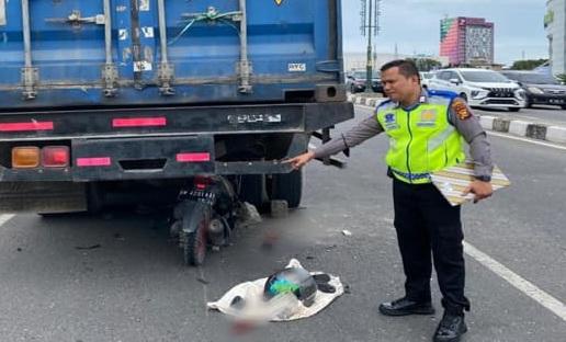 Lakalantas di Fly Over SKA, Pengendara Motor Luka Parah Tabrak Truk Mogok