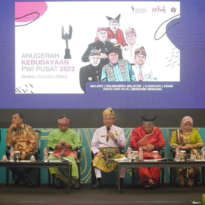 Hadiri Dialog Kebudayaan Hari Pers Nasional, Bupati Inhil Gunakan Tanjak Berbahan Dasar Kelapa