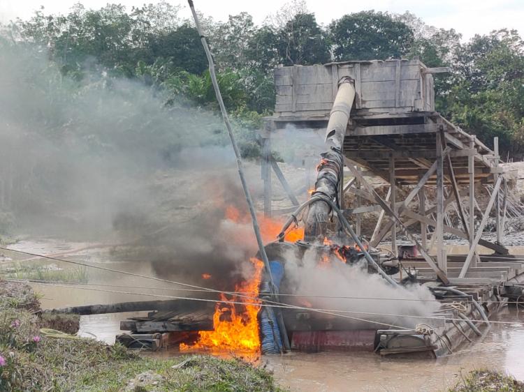 Polsek Benai Kuansing Amankan Dua Unit Rakit Dompleng PETI, Pelakunya Kabur ke Hutan