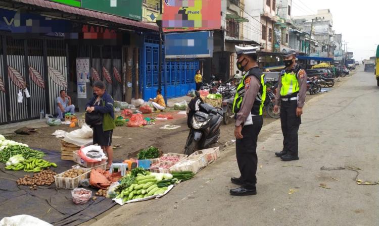 PKL Jualan di Bahu Jalan, Polisi di Rohil Rutin Patroli