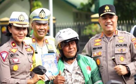 Polresta Pekanbaru Bagi-Bagi 30 Helm ke Pengendara Dalam Operasi KLK 2023 