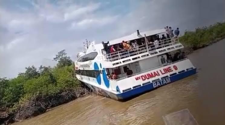 Diduga Hilang Kendali, Kapal Ferry Dumai Line 9 Tabrak Pulau di Selatpanjang