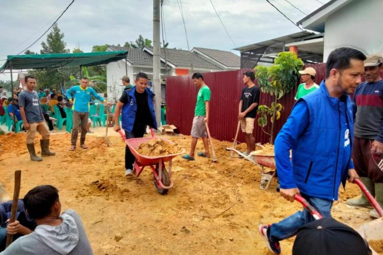 Aksi Nyata Partai Demokrat Pekanbaru Perbaiki Infrastruktur Jalan Warga, Ketua RT: Terima Kasih Pak Azwendi!