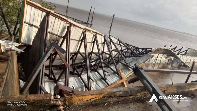 Diterjang Angin Ribut, Atap Jembatan Pelabuhan Desa Gemala Sari di Kepulauan Meranti Rusak Parah