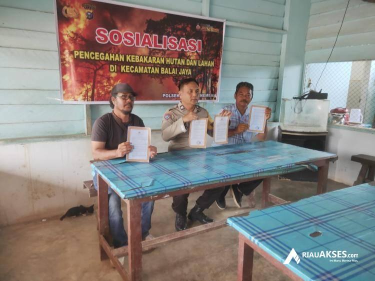Cegah Karhutla, Bhabinkamtibmas di Rohil Sosialisasi Maklumat Kapolda Riau