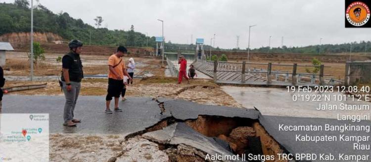 Akibat Hujan Deras, Jalan Menuju Kantor Bupati Kampar Amblas