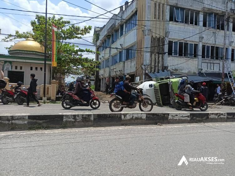 Kelebihan Muatan, Truk Pengaduk Semen Timpa Kios Makanan Kecil di Tembilahan