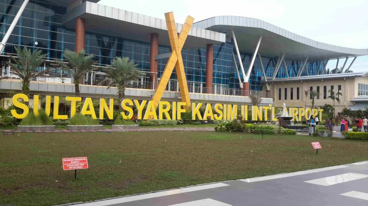 Status Bandara Internasional SSK II Akan Dicabut, Gubernur Syamsuar Buka Suara
