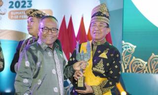 Disaksikan Presiden Jokowi, Bupati Inhil Terima Trofi Abyakta Anugerah Kebudayaan PWI 2023