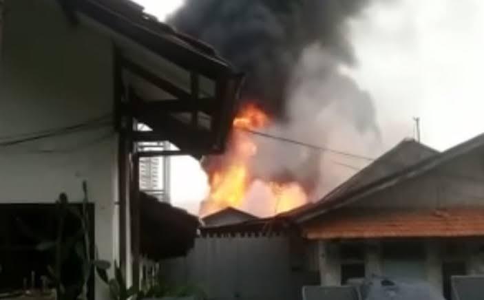 Bengkel Mobil dan Motor di Pekanbaru Terbakar Karena Percikan Api dari Mesin Gerinda