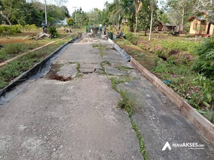 Jalan Akses Utama Tiga Desa di Kecamatan Merbau Disemenisasi Sepanjang 7 Kilometer