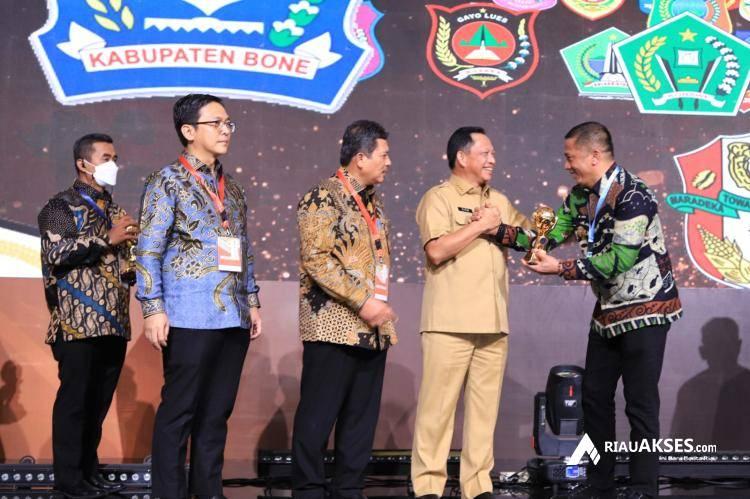 Pemkab Kepulauan Meranti Terima Penghargaan UHC dari Kemenko PMK