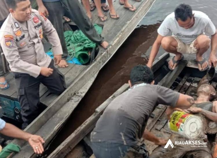 Penemuan Mayat Pria Dengan Kondisi Kepala Terbenam di Lumpur Hebohkan Warga Inhil