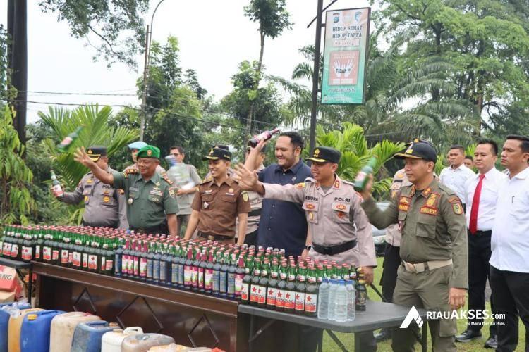 Jelang Ramadan, Polres Kuansing Musnahkan Barang Bukti Miras dan Knalpot Brong