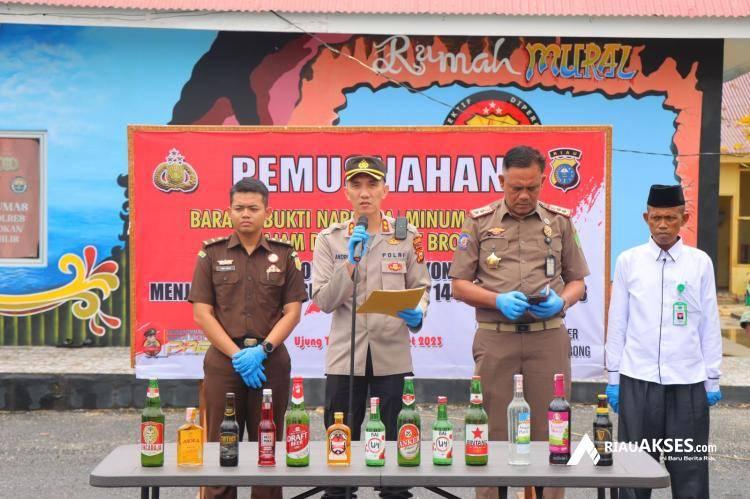 Operasi Cipta Kondisi Jelang Ramadan, Polres Rohil Musnahkan Ribuan Botol Miras