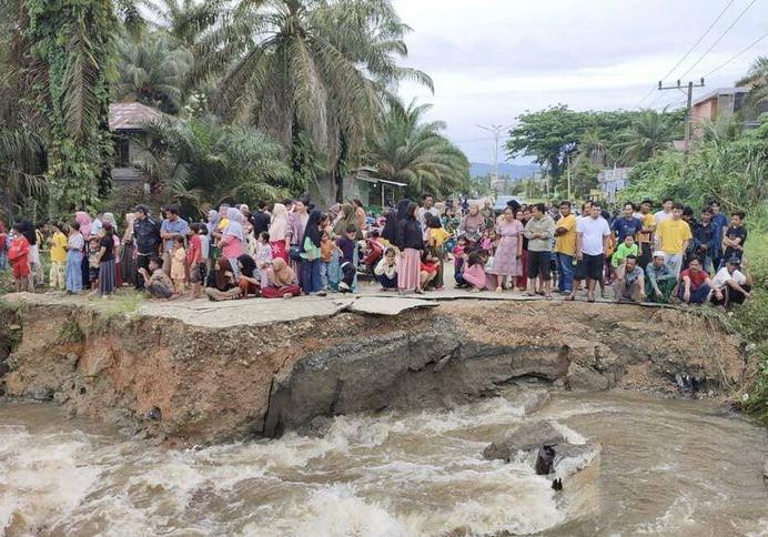 Jalan Penghubung Dua Desa di Rohul Amblas, Warga Berbondong Ingin Lihat