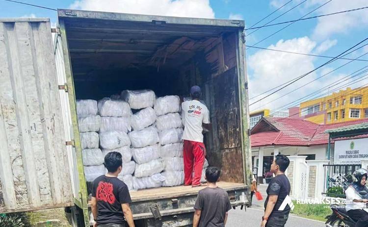 Polda Riau Amankan 300 Karung Sepatu Bekas Impor Ilegal di Tembilahan