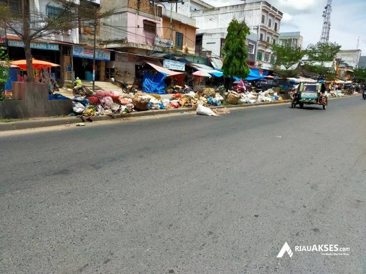 Gaji Petugas Telat Dibayarkan, Sampah Menumpuk di Median Jalan Bagan Batu