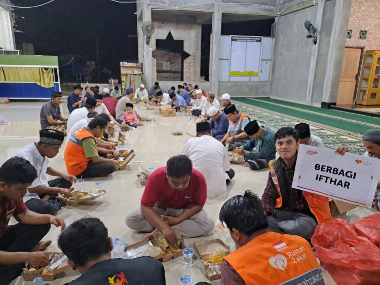 Rumah Zakat Pekanbaru Berbagi Sajian Buka Puasa di Mesjid Nurul Hikmah