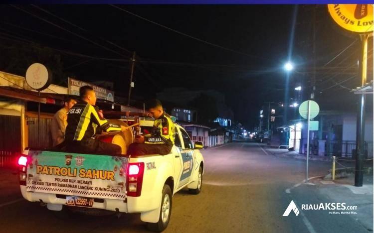 Sambil Patroli, Personil Sat Lantas Polres Kepulauan Meranti Bangunkan Warga Untuk Sahur