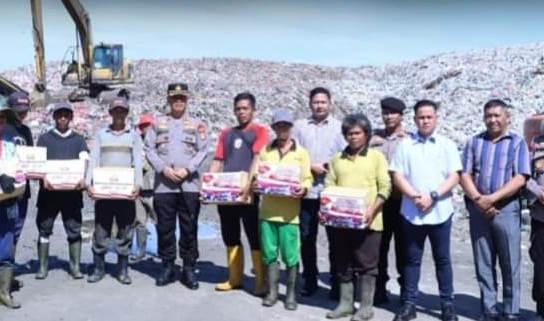 Berkunjung ke Tempat Pembuangan Akhir, Kapolres Inhil berbagi Sembako