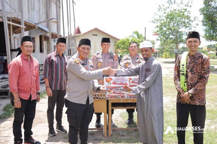 Kapolres Kepulauan Meranti Salurkan Bansos Bapokting ke Ponpes Darul Fikri