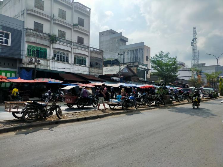 Sampah Sudah Bersih, Median Jalan di Bagan Batu Jadi Tempat Parkir Sepedamotor dan Becak Barang 