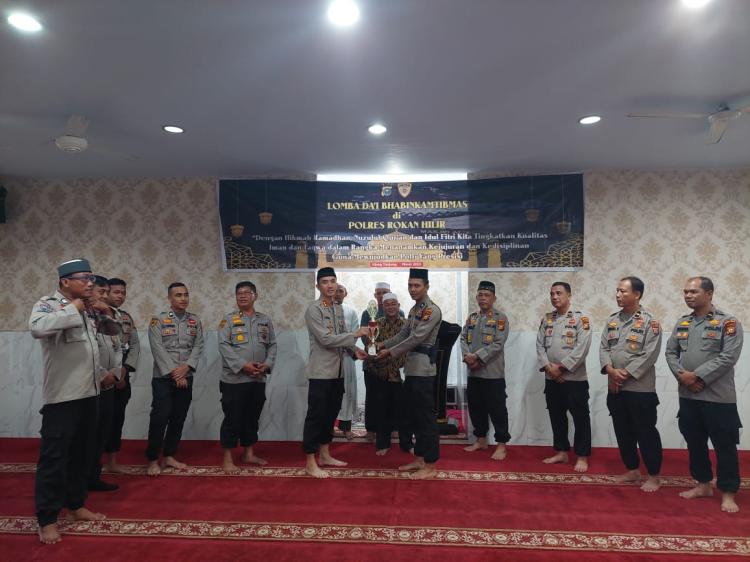 Kapolres Serahkan Trofi Juara Dai Bhabinkamtibmas Polres Rohil
