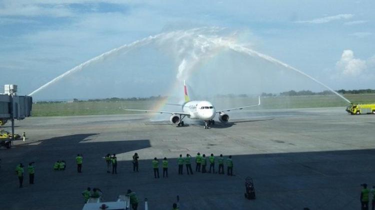 Prosesi Water Salute Tandai Penerbangan Perdana Pelita Air di Bandara SSK II Pekanbaru