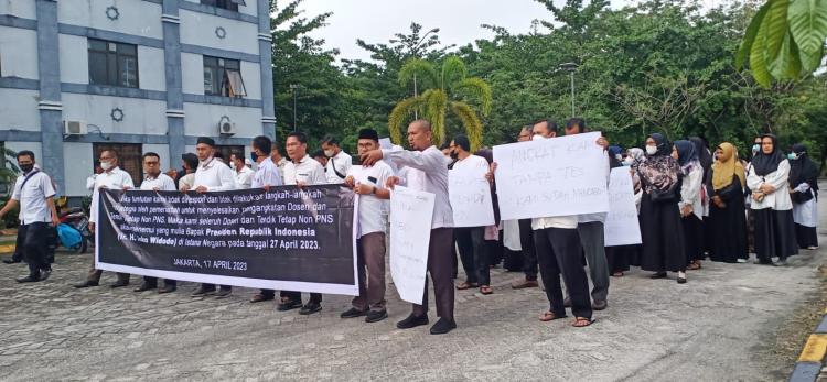 Ratusan Dosen dan Tenaga Pendidik Non ASN UIN Suska Riau Gelar Demonstrasi, Ini Tuntutannya 