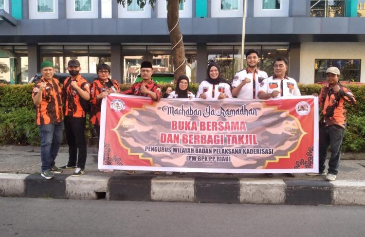 PW Badan Pelaksana Kaderisasi PP Riau Gelar Aksi Bagi Takjil dan Buka Puasa Bersama