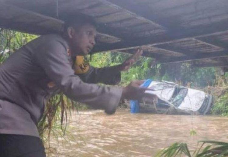 8 Pemudik Asal Riau Tewas Usai Mobilnya Terseret Arus Sungai, Begini Kronologinya