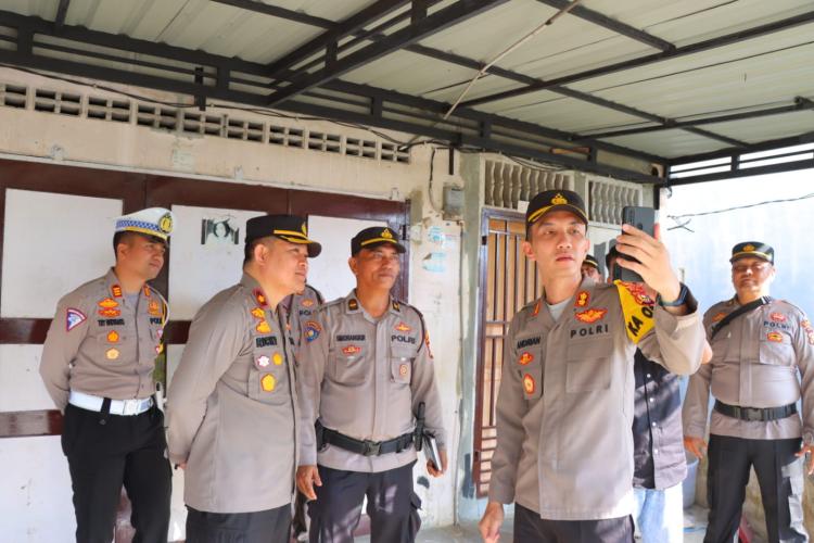 Kapolres Rohil Turun Langsung Patroli Rumah Warga yang Mudik Lebaran, Video Call dengan Pemilik Rumah