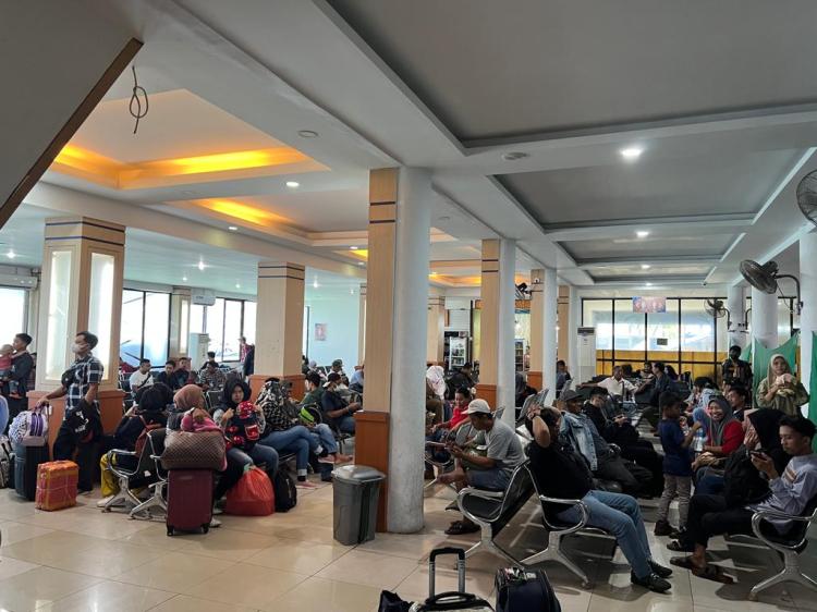 Posko Mudik PLN Layani Para Pemudik di Pelabuhan Tanjung Balai Karimun