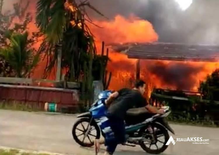 2 Rumah Hangus di Kepulauan Meranti, Harta Pemiliknya Ludes