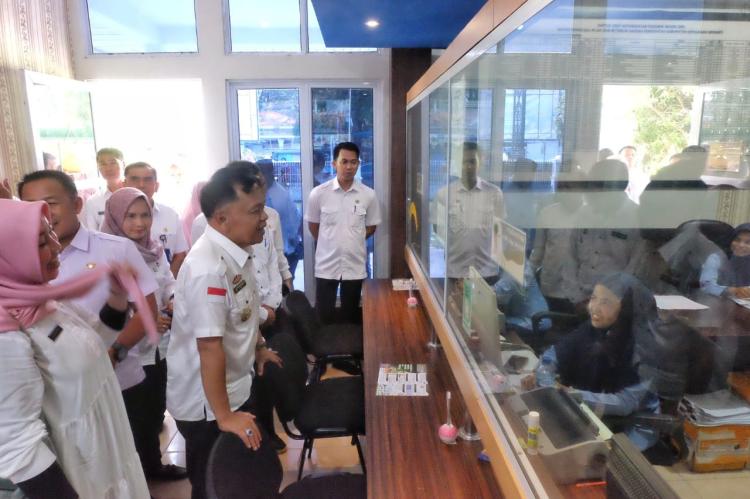 Plt Bupati Kepulauan Meranti Asmar Sidak Kantor Pemerintahan Usai Lebaran: Tingkatkan Motivasi dan Displin! 