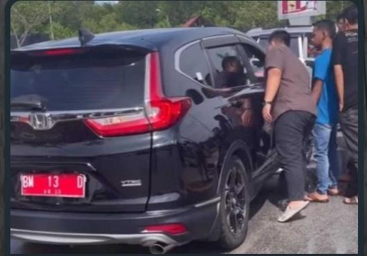 Heboh! Mobil Plat Merah Pemkab Bengkalis Diteriakin Warga karena Serobot Antrean Kapal Roro