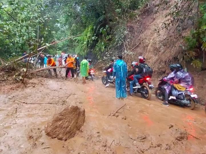 Jalan Lintas Riau-Sumbar Putus Akibat Longsor Dekat Jembatan Kelok Sembilan: Macet 5 Kilometer, 1 Mobil Tertimpa