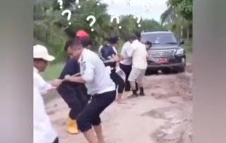 Viral Mobil Lexus Bupati Rokan Hilir Terjebak di Kubangan Jalan, Netizen Usil: Udah Ngerasain Sendiri!