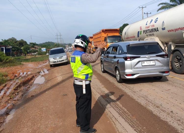 Jalan Nasional Rusak Timbulkan Kemacetan Bikin Repot Pak Polisi di Rokan Hilir